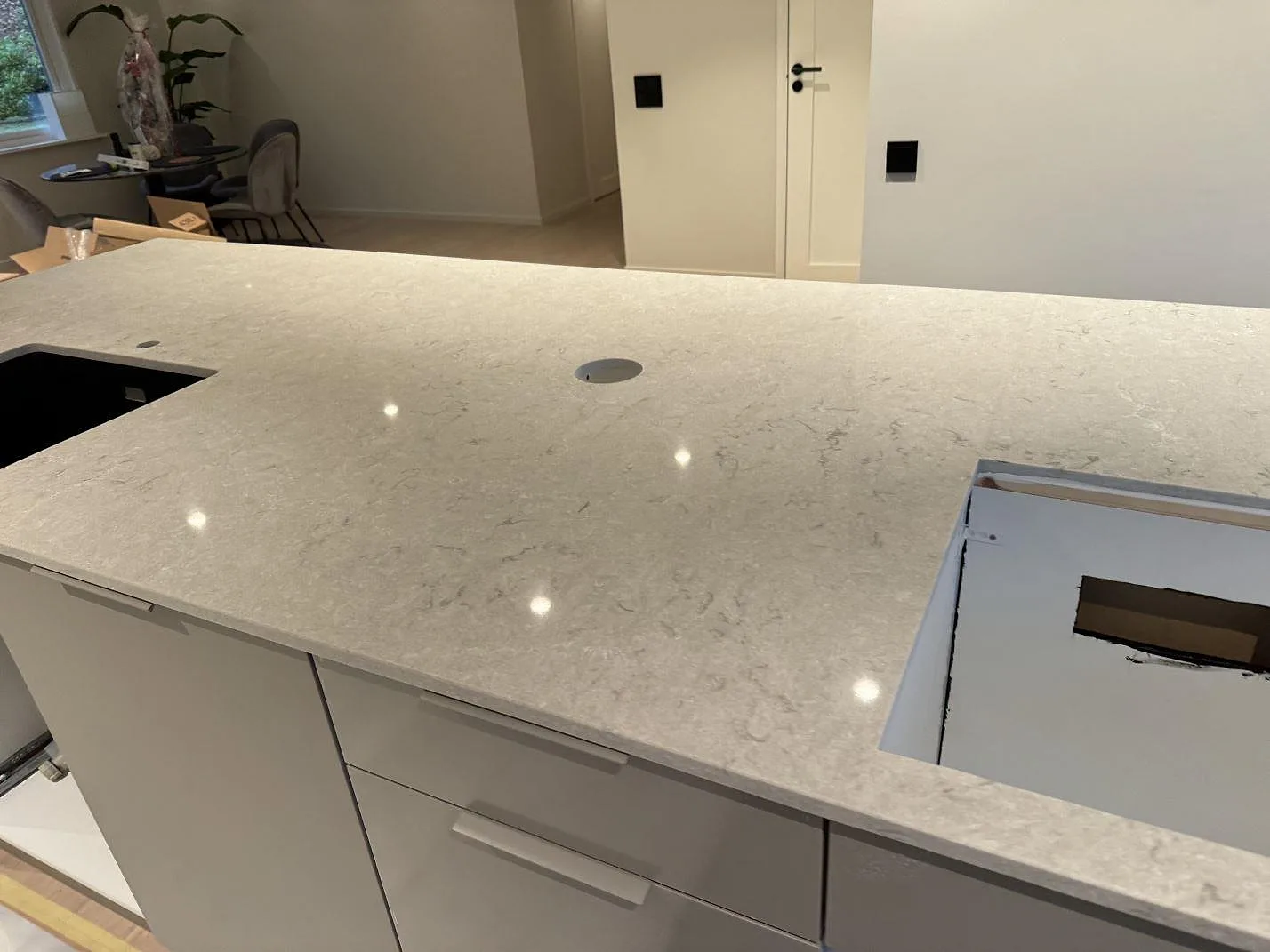 Køkkenbordplade i Caesarstone Bianco Drift, Halmstad – billede 5