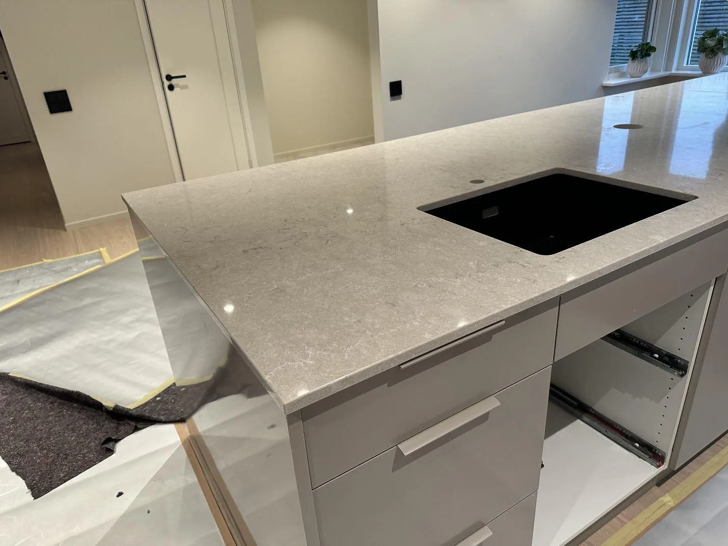Køkkenbordplade i Caesarstone Bianco Drift, Halmstad – billede 6