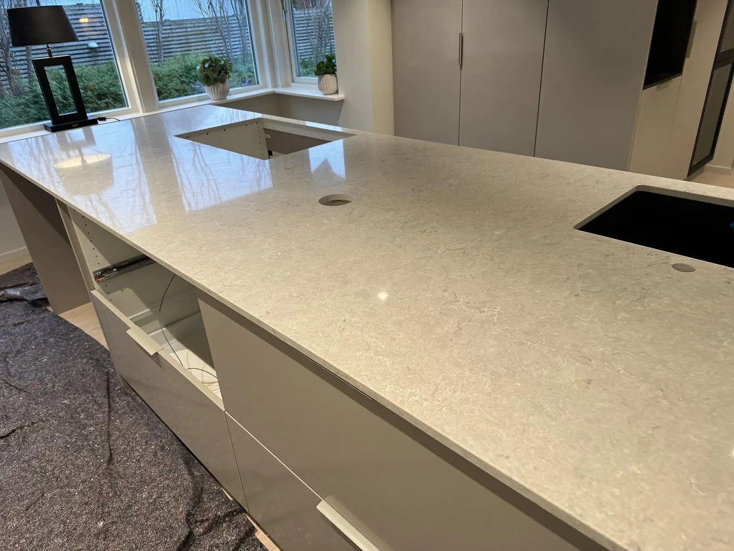 Køkkenbordplade i Caesarstone Bianco Drift, Halmstad – billede 2