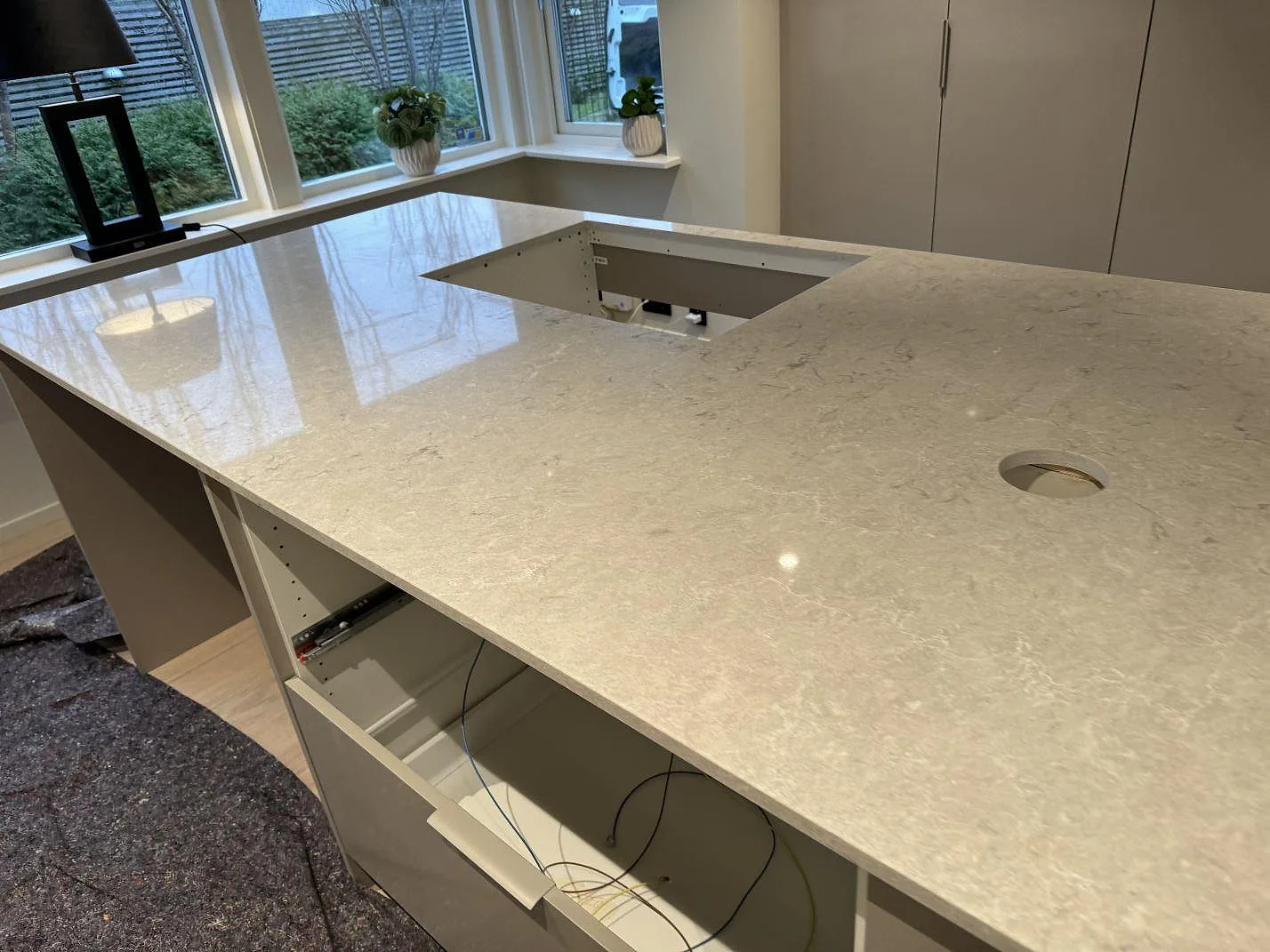 Køkkenbordplade i Caesarstone Bianco Drift, Halmstad – billede 3
