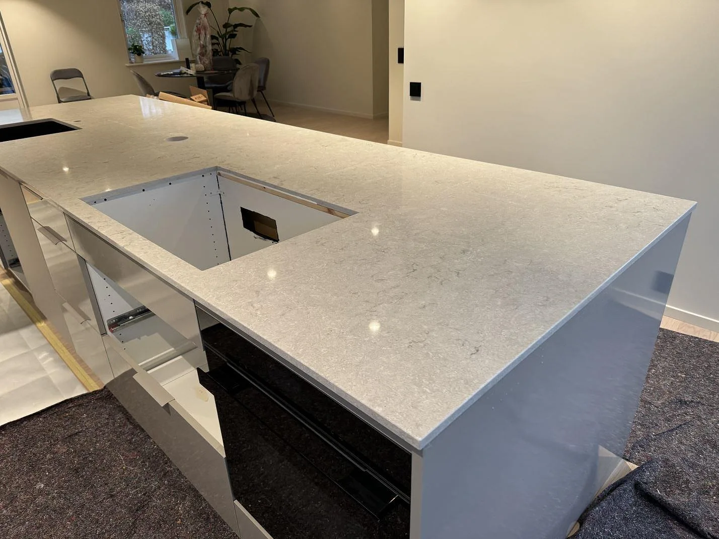 Køkkenbordplade i Caesarstone Bianco Drift, Halmstad – billede 4
