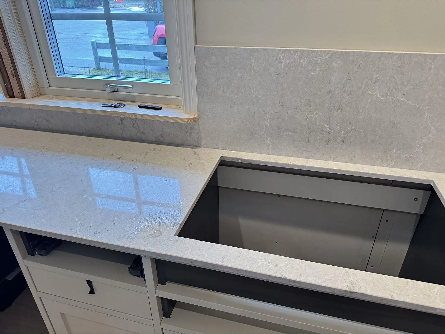Køkkenbordplade i Caesarstone Bianco Drift, Kalmar – billede 3