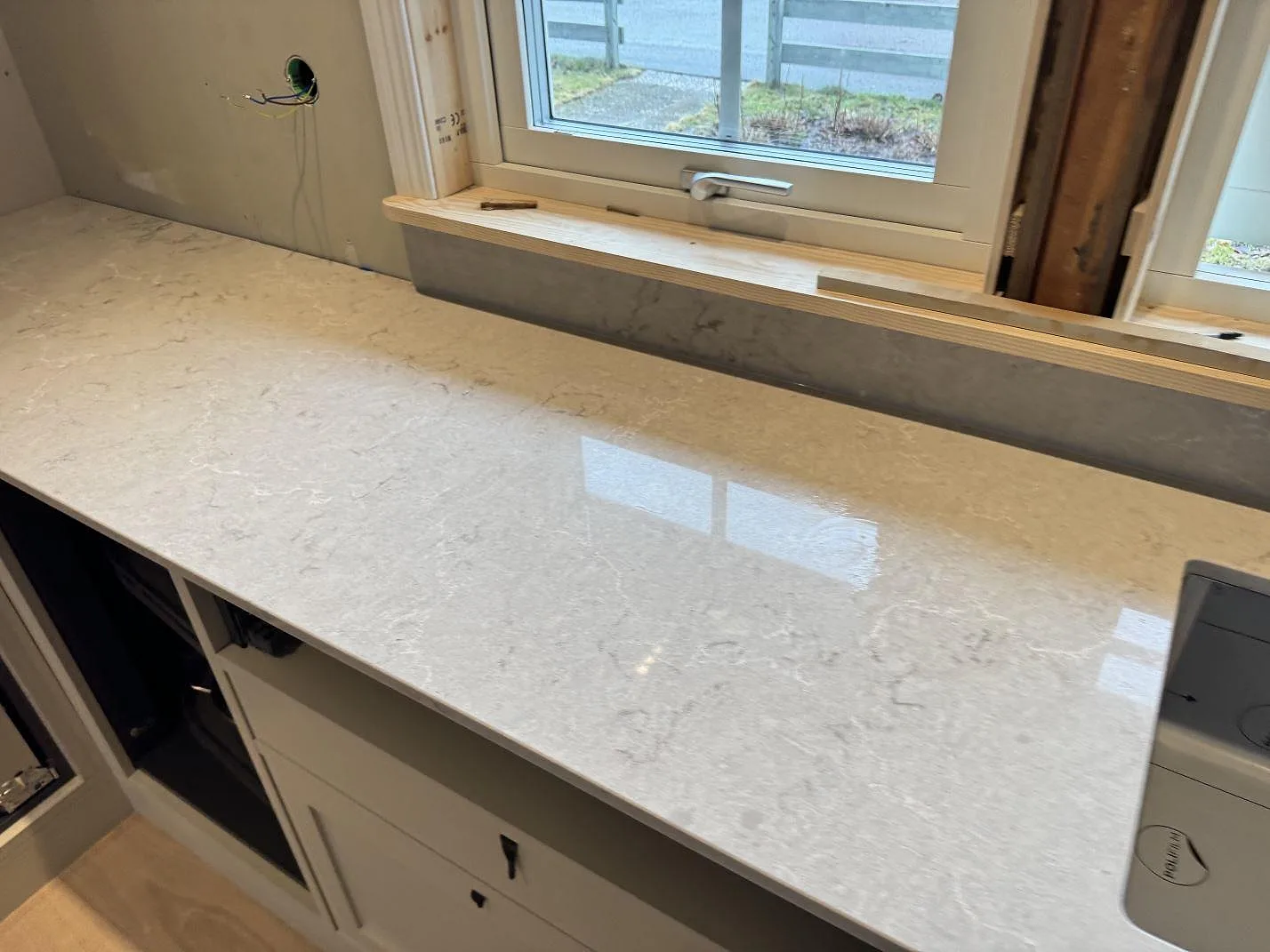 Køkkenbordplade i Caesarstone Bianco Drift, Kalmar – billede 5