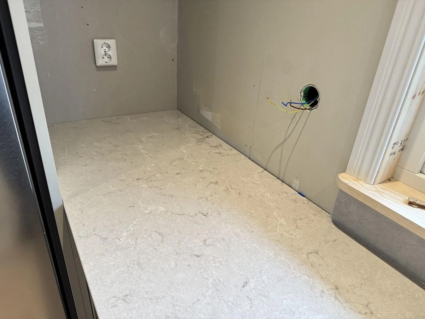Køkkenbordplade i Caesarstone Bianco Drift, Kalmar – billede 7