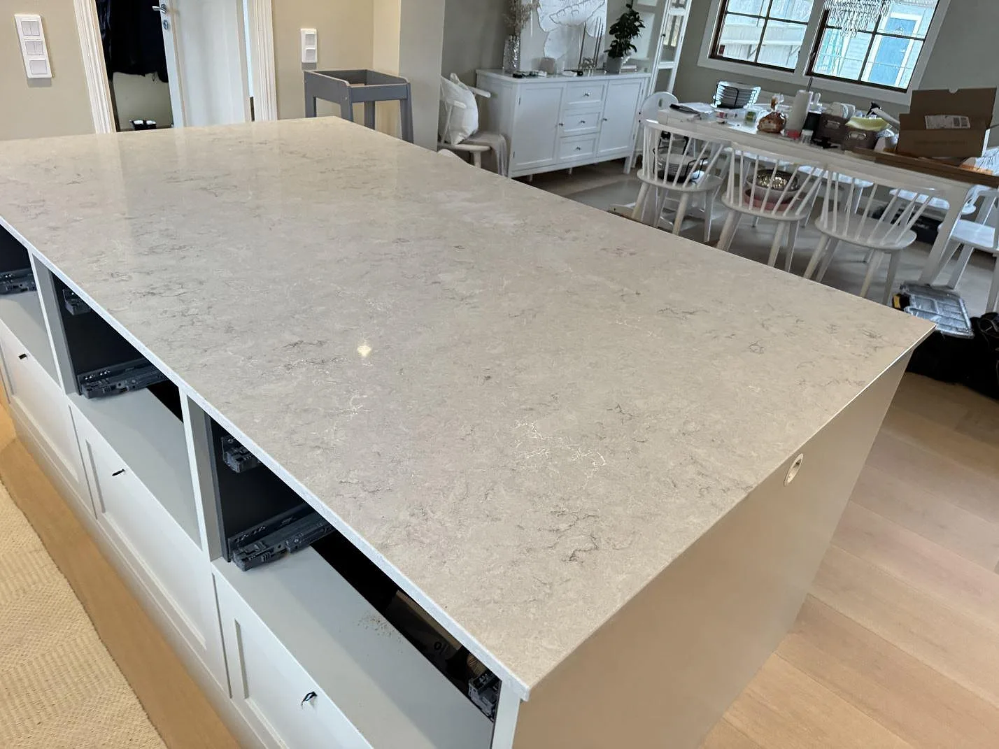 Køkkenbordplade i Caesarstone Bianco Drift, Kalmar – billede 2