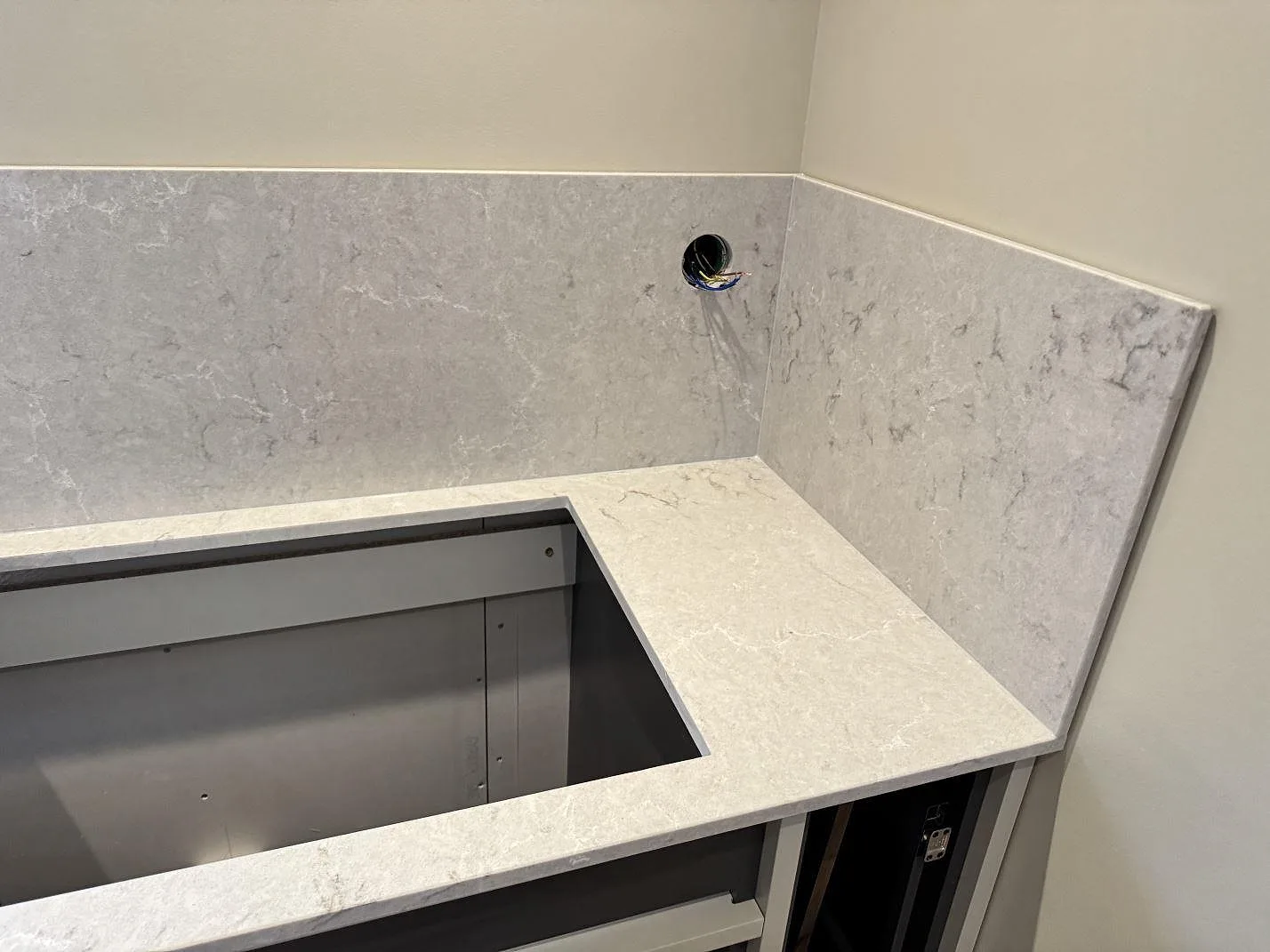 Køkkenbordplade i Caesarstone Bianco Drift, Kalmar – billede 4