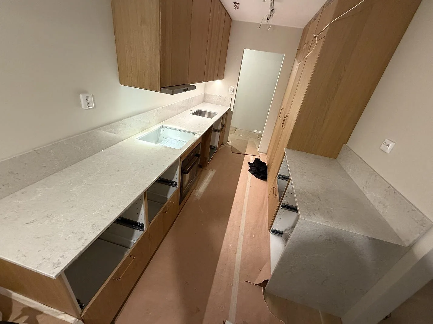 Køkkenbordplade i Caesarstone Bianco Drift, Karlstad – billede 3