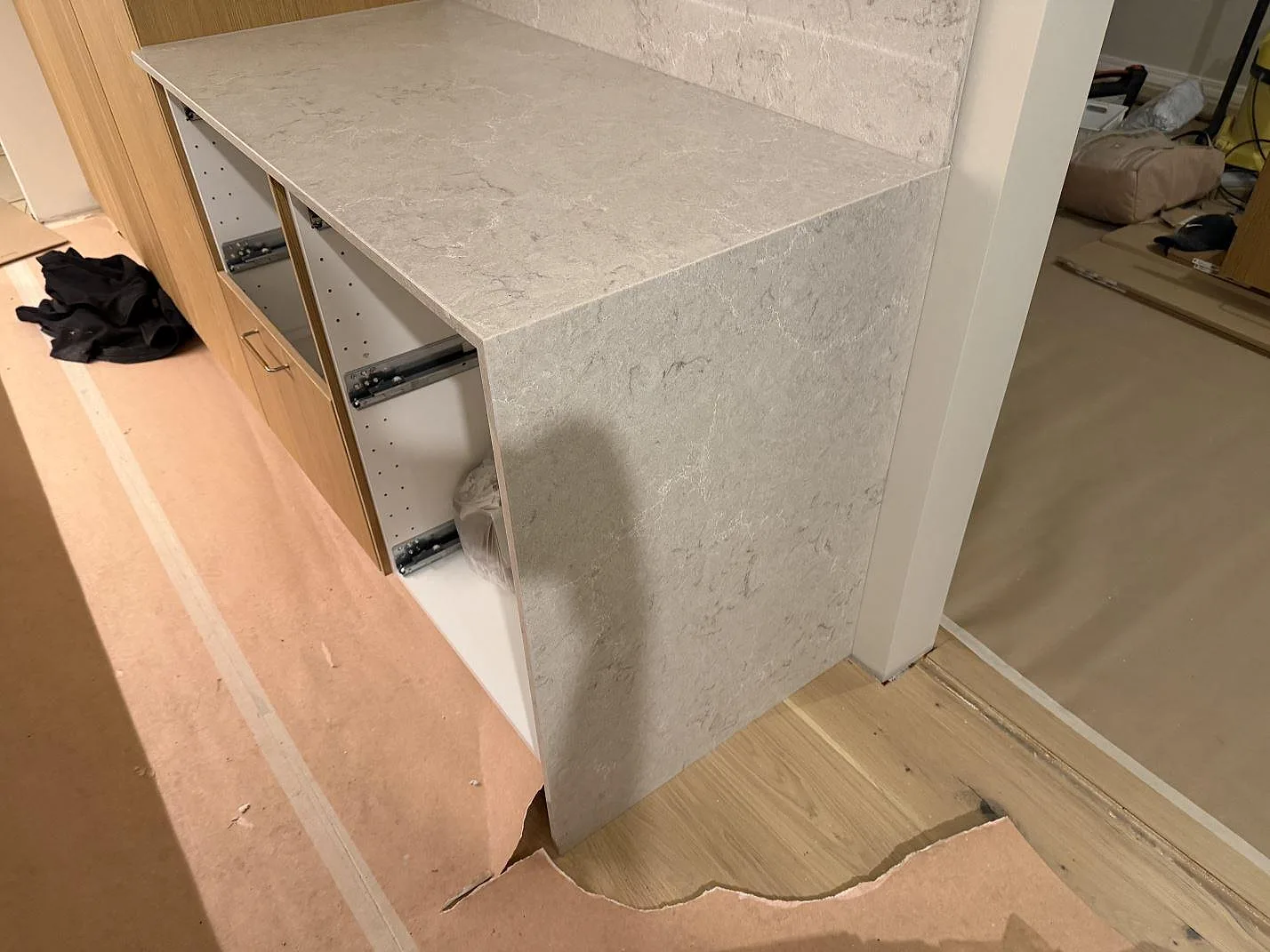 Køkkenbordplade i Caesarstone Bianco Drift, Karlstad – billede 4