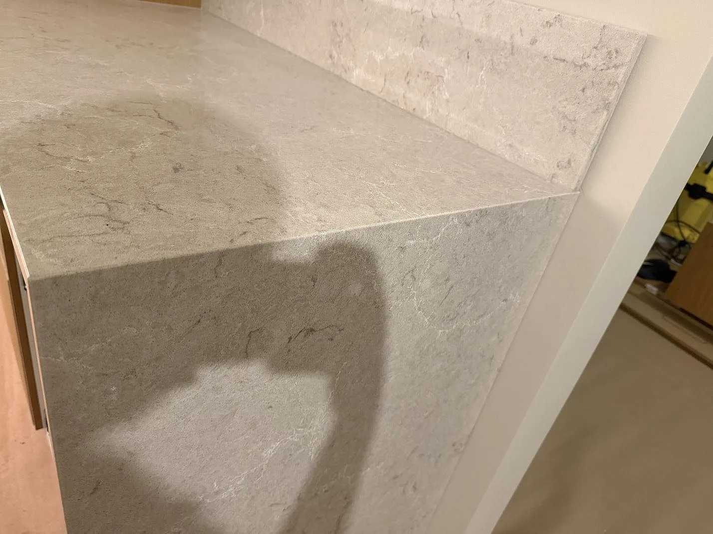 Køkkenbordplade i Caesarstone Bianco Drift, Karlstad – billede 5