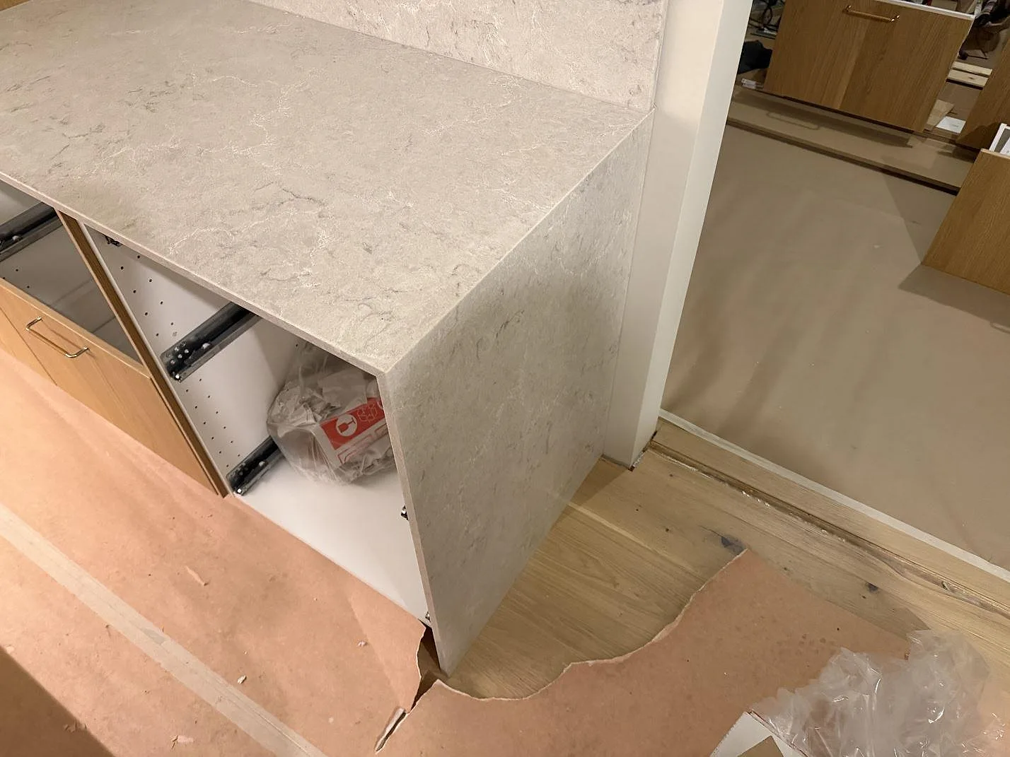 Køkkenbordplade i Caesarstone Bianco Drift, Karlstad – billede 6