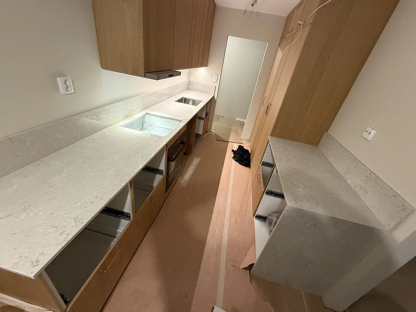 Køkkenbordplade i Caesarstone Bianco Drift, Karlstad – billede 2