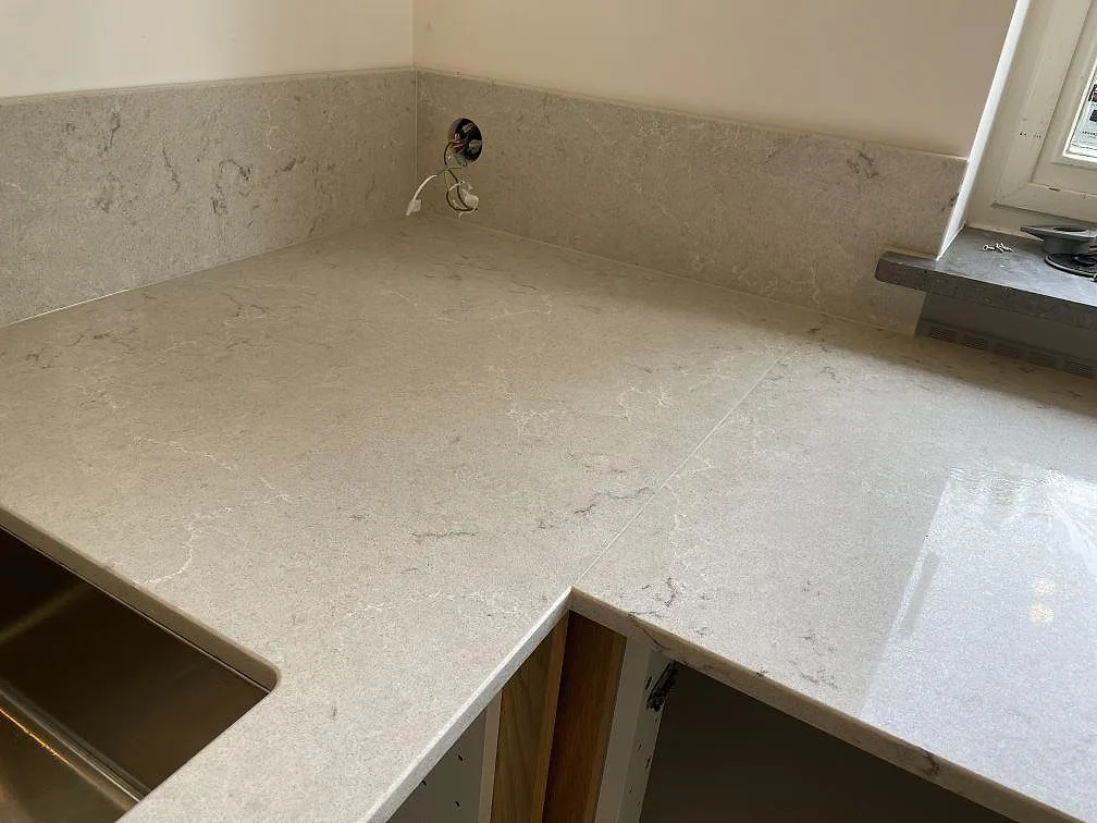 Køkkenbordplade i Caesarstone Bianco Drift, Malmö – billede 4