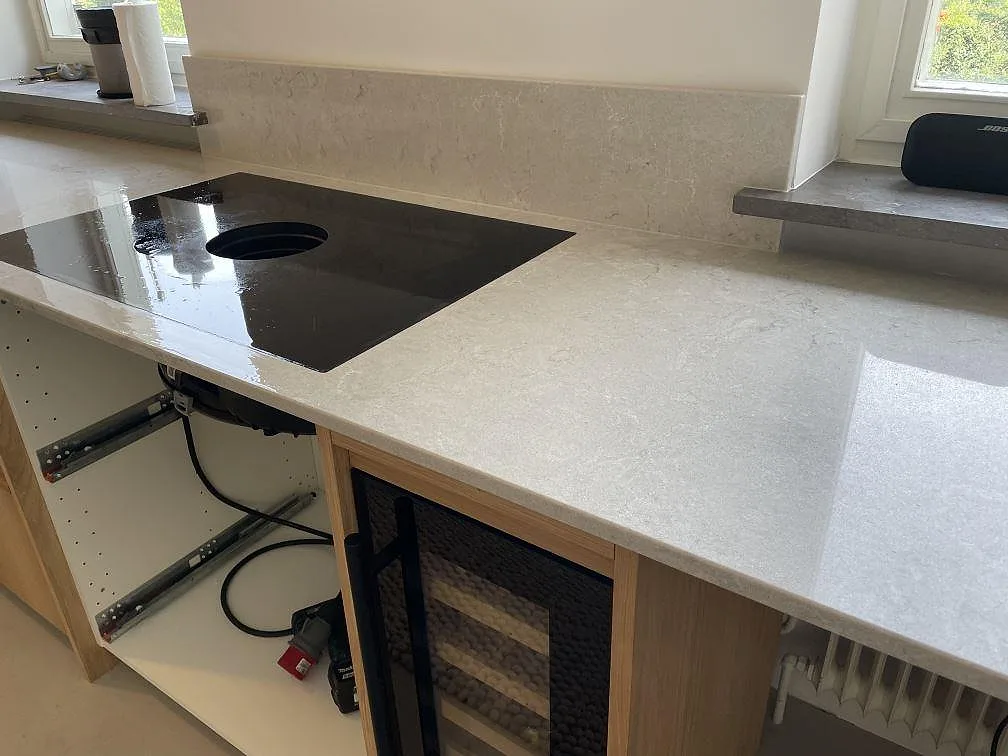 Køkkenbordplade i Caesarstone Bianco Drift, Malmö – billede 2
