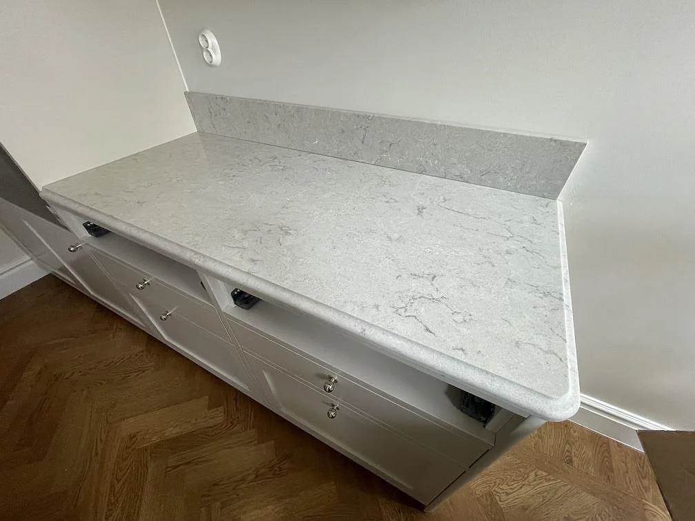 Køkkenbordplade i Caesarstone Bianco Drift, Stockholm – billede 2