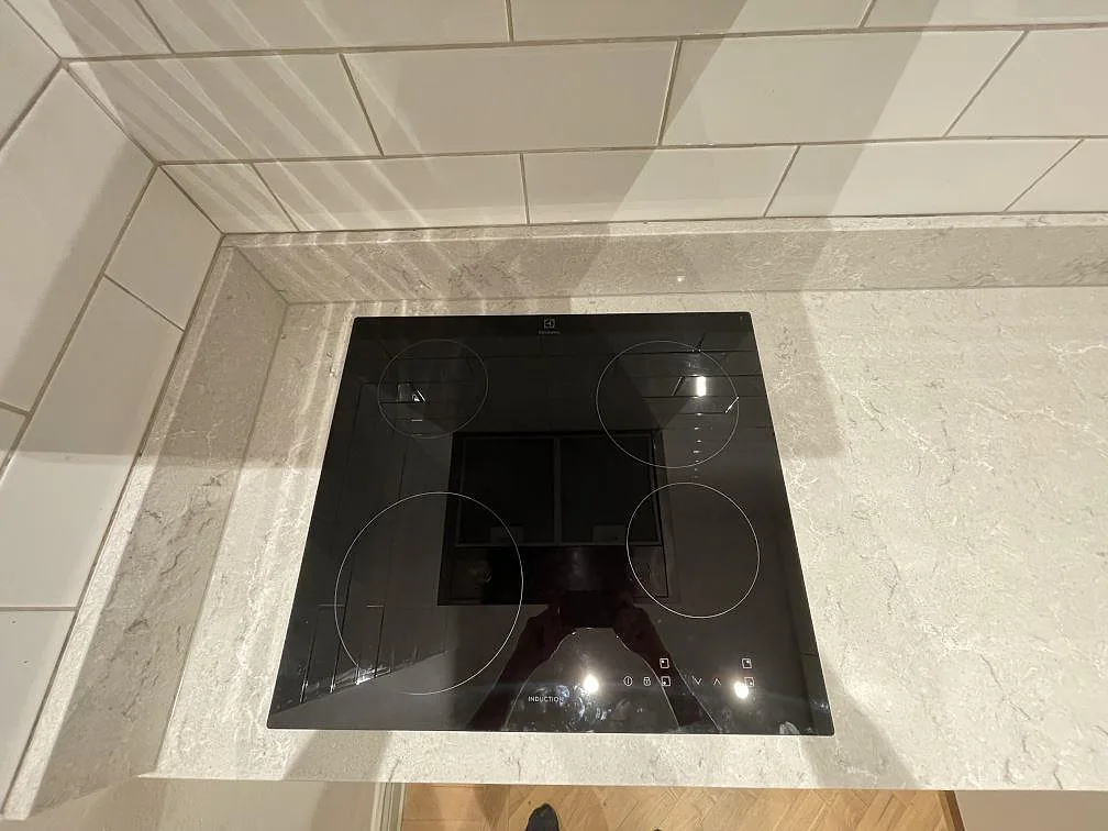 Køkkenbordplade i Caesarstone Bianco Drift, Stockholm – billede 2