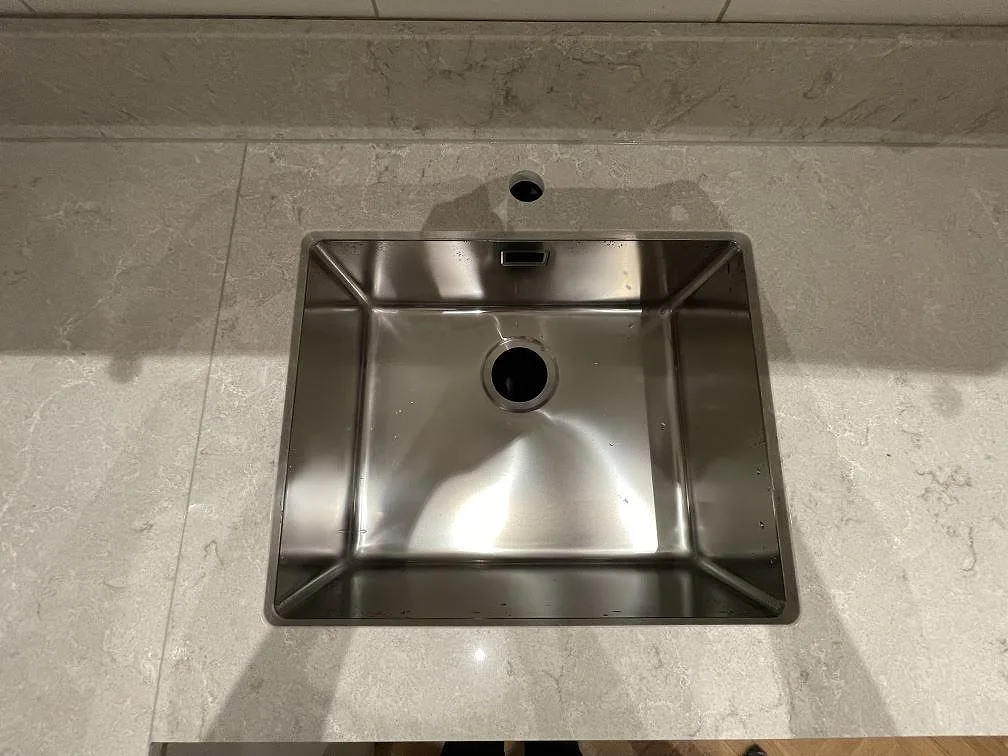 Køkkenbordplade i Caesarstone Bianco Drift, Stockholm – billede 3