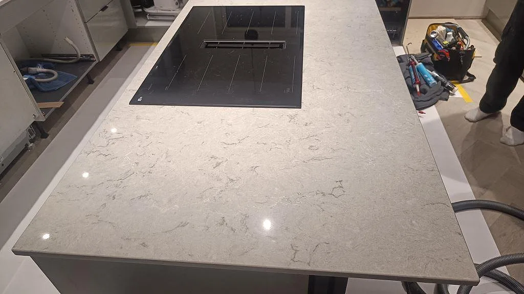Køkkenbordplade i Caesarstone Bianco Drift, Tidaholm – billede 5