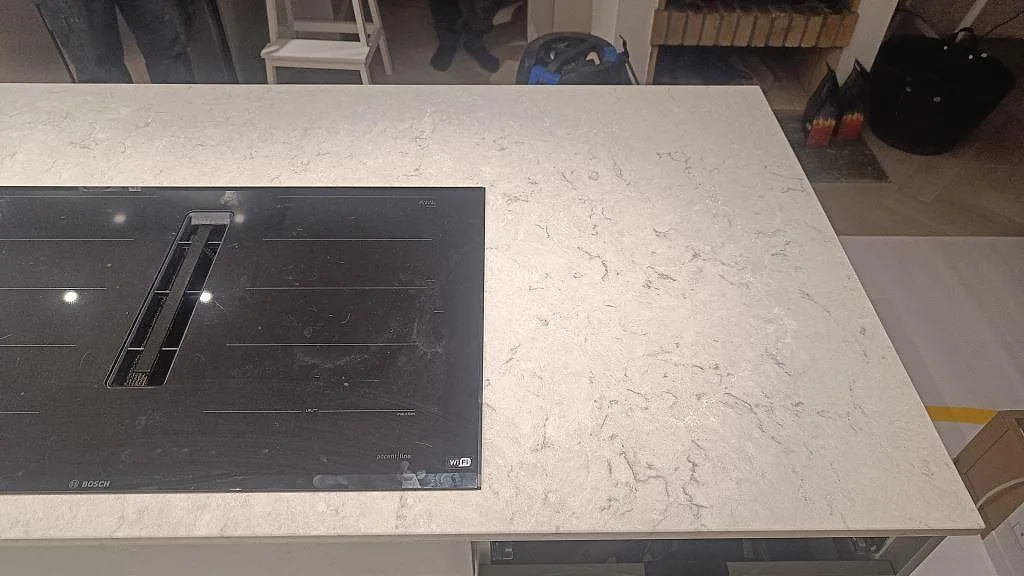 Køkkenbordplade i Caesarstone Bianco Drift, Tidaholm – billede 7