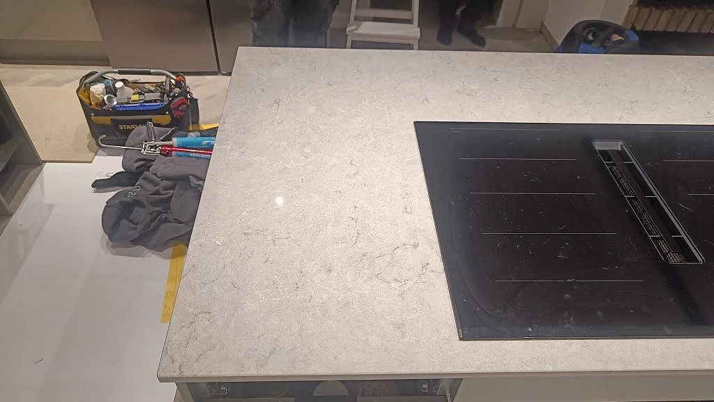 Køkkenbordplade i Caesarstone Bianco Drift, Tidaholm – billede 8