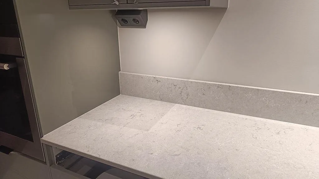 Køkkenbordplade i Caesarstone Bianco Drift, Tidaholm – billede 4