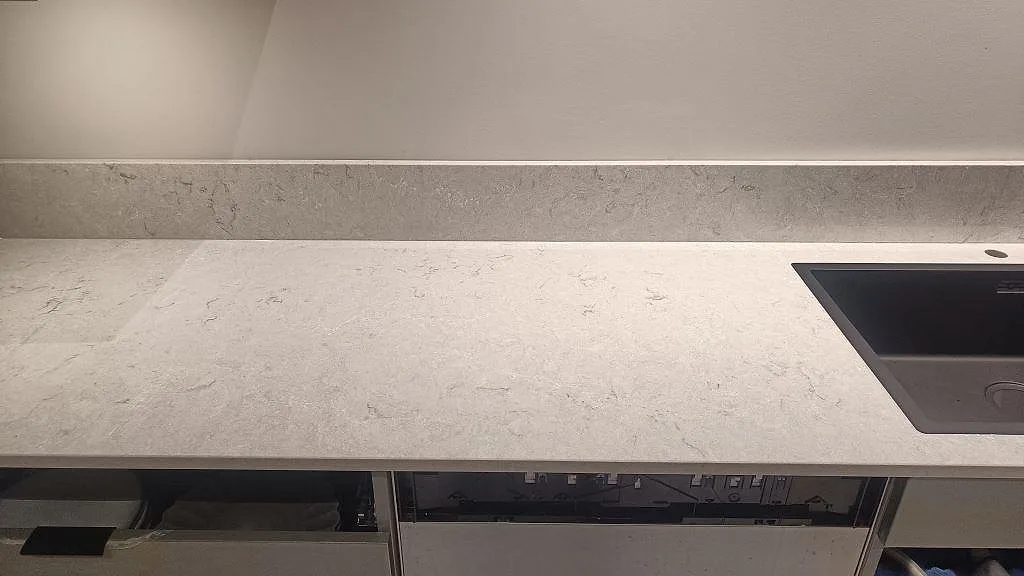 Køkkenbordplade i Caesarstone Bianco Drift, Tidaholm – billede 3