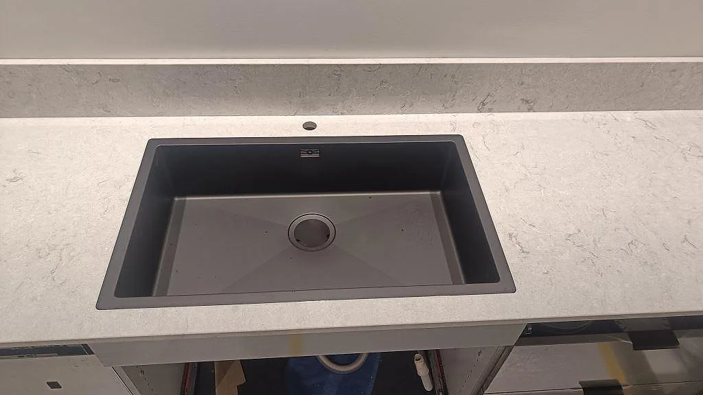 Køkkenbordplade i Caesarstone Bianco Drift, Tidaholm – billede 2