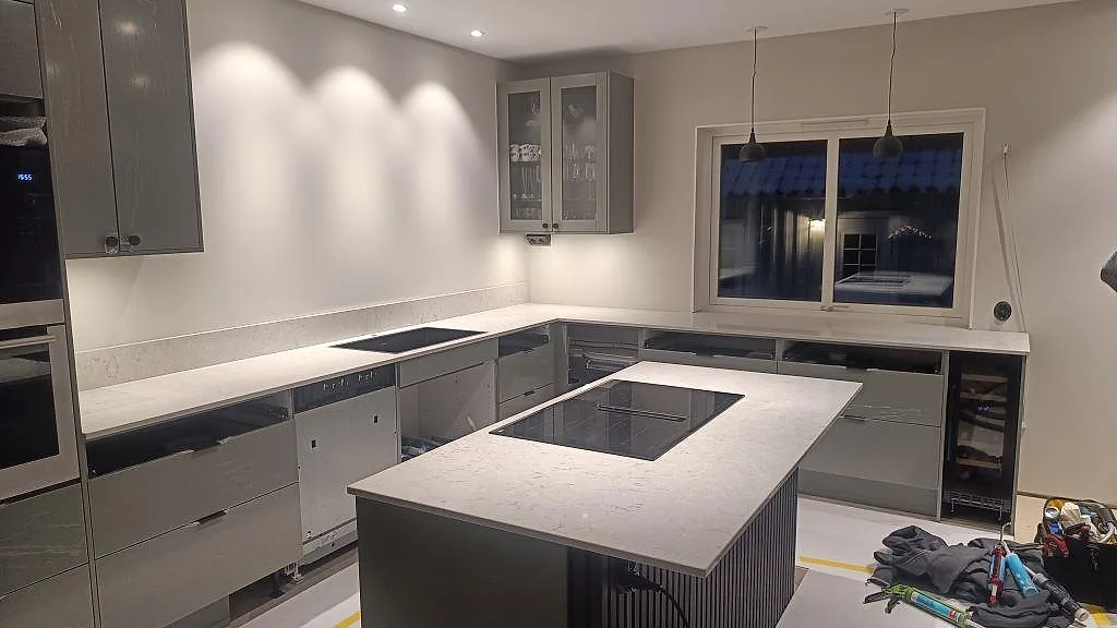 Køkkenbordplade i Caesarstone Bianco Drift, Tidaholm