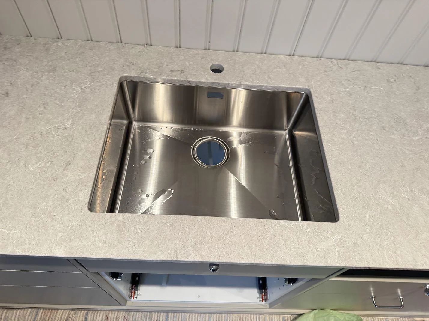 Køkkenbordplade i Caesarstone Bianco Drift, Vårgårda – billede 5