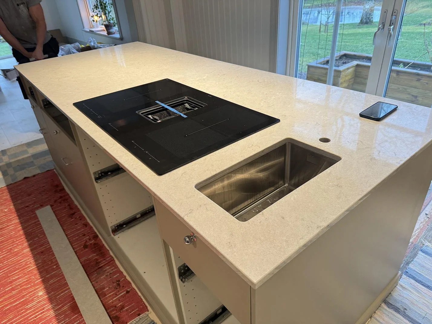 Køkkenbordplade i Caesarstone Bianco Drift, Vårgårda – billede 3