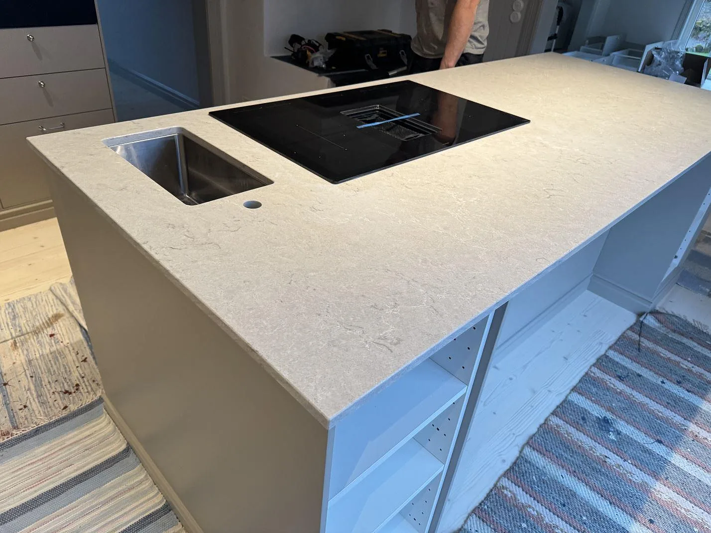 Køkkenbordplade i Caesarstone Bianco Drift, Vårgårda – billede 2