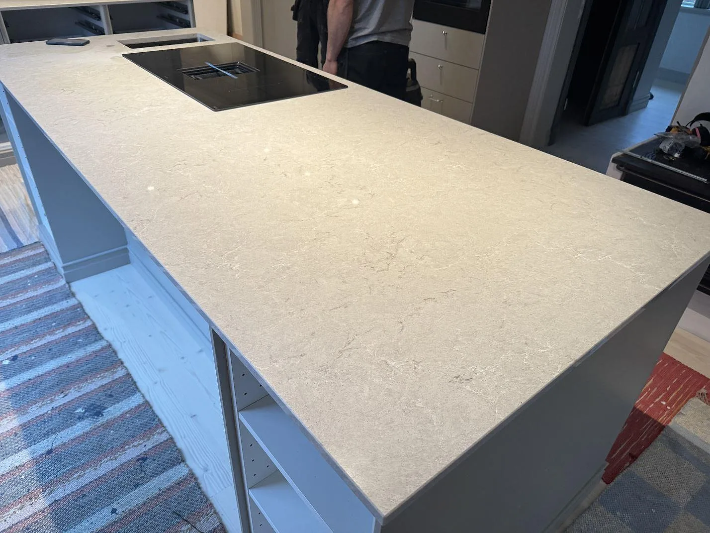 Køkkenbordplade i Caesarstone Bianco Drift, Vårgårda – billede 4