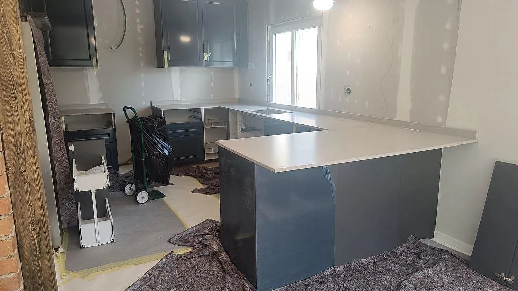 Gennemført projekt: Køkkenbordplade i Caesarstone Clamshell, Falköping.