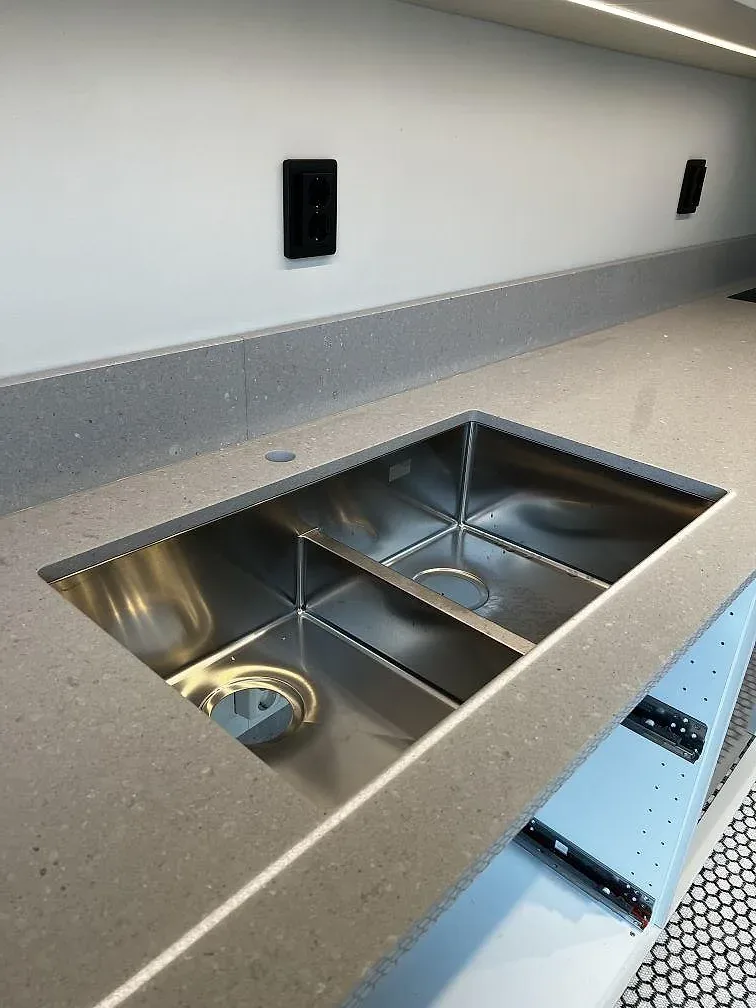 Underlimmad rostfri vask i krämvit Caesarstone Clamshell Bordplade