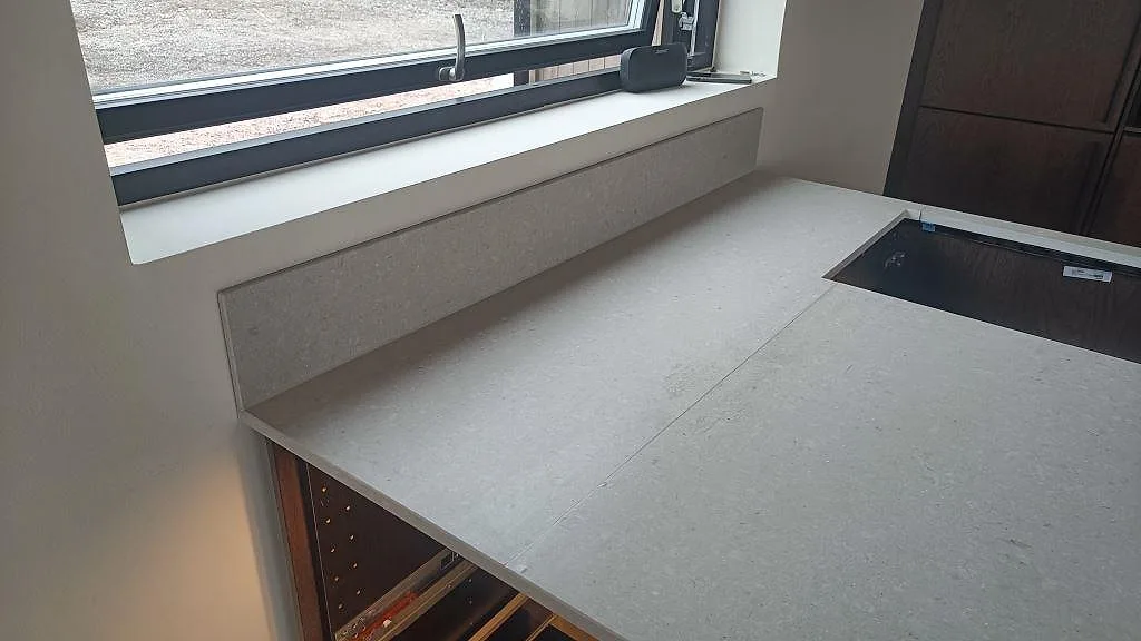 Køkkenbordplade i Caesarstone Clamshell, Nättraby – billede 2