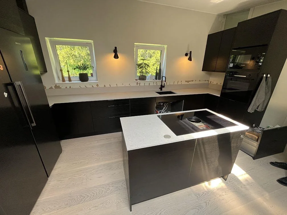 Gennemført projekt: Køkkenbordplade i Caesarstone Clamshell, Saltsjö boo.