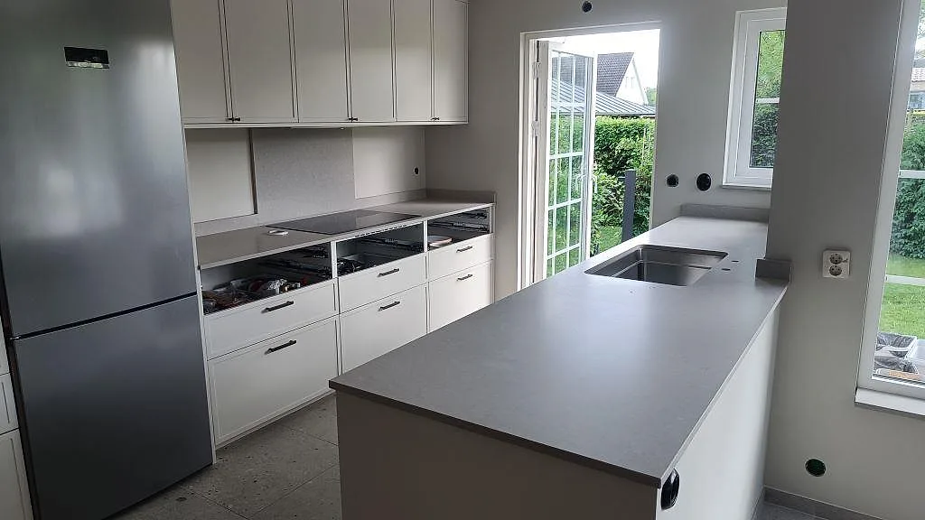Gennemført projekt: Køkkenbordplade i Caesarstone Clamshell, Södra Sandby.
