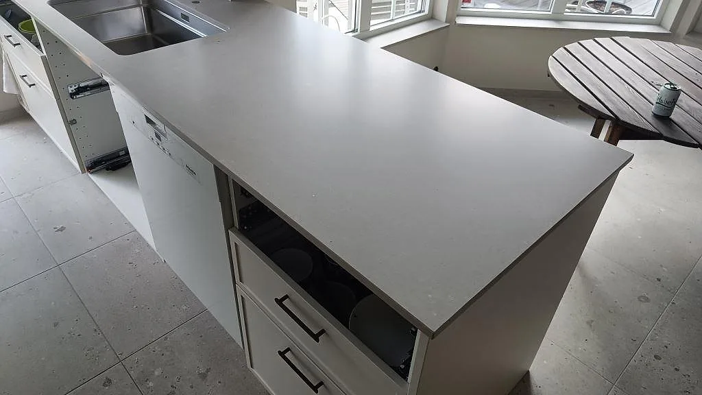 Køkkenbordplade i Caesarstone Clamshell, Södra Sandby – billede 2