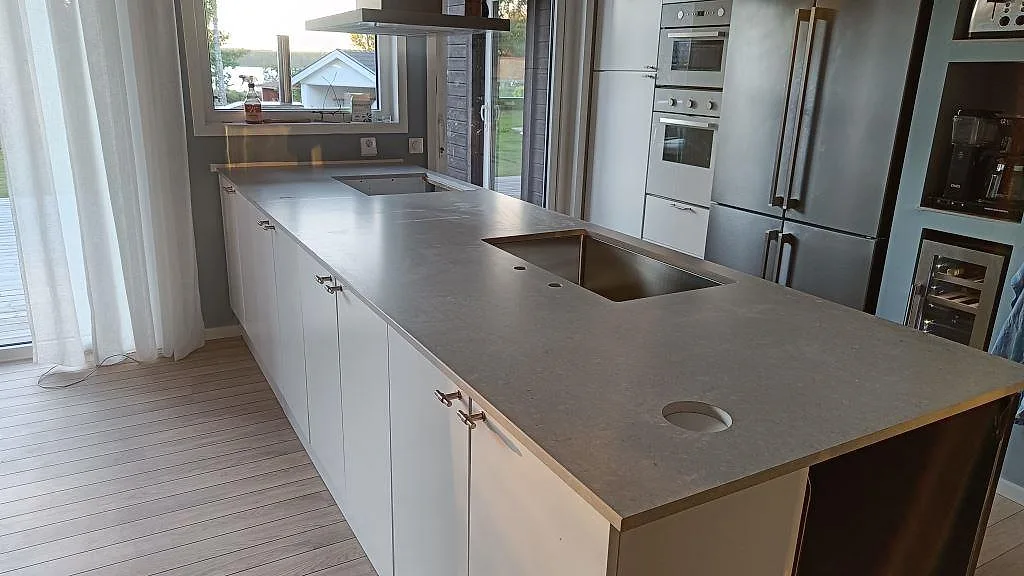 Køkkenbordplade i Caesarstone Clamshell, Torsö – billede 2