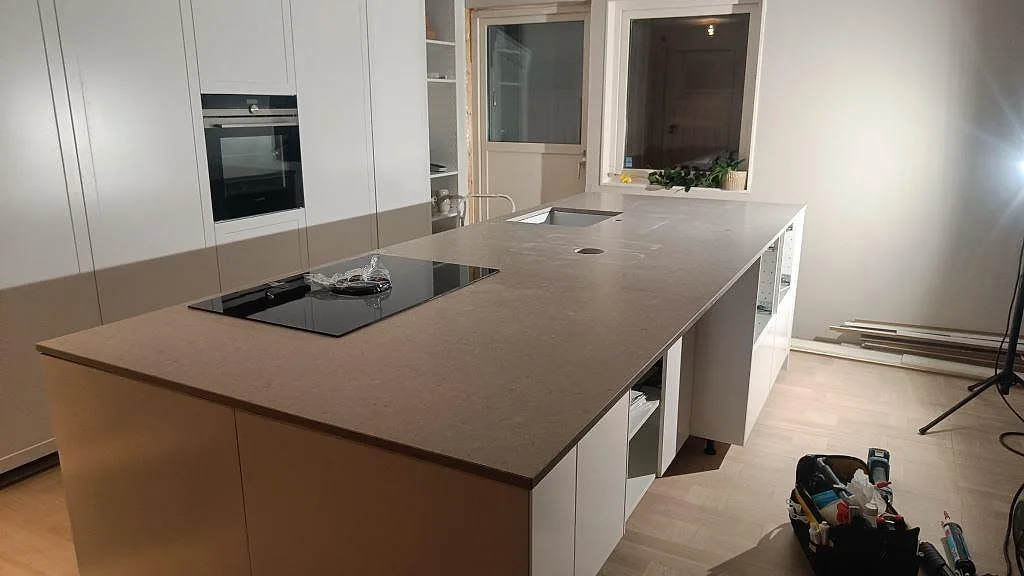 Køkkenbordplade i Caesarstone Clamshell, Västra Frölunda