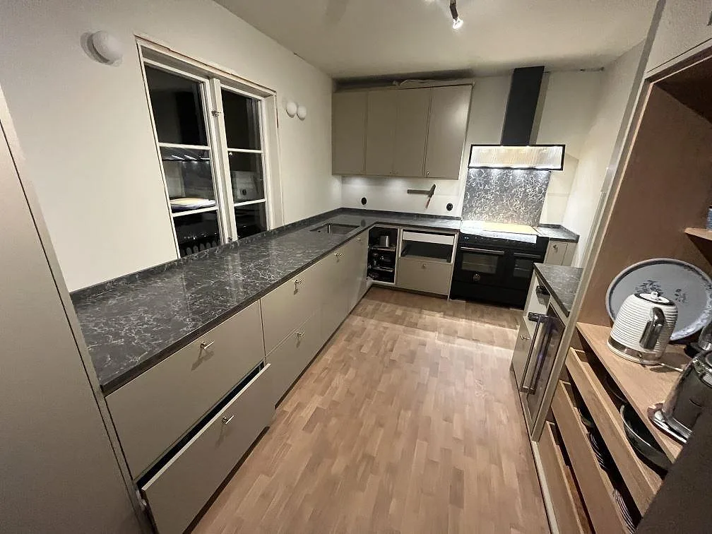 Køkkenbordplade i Caesarstone Coastal Grey, Västerås