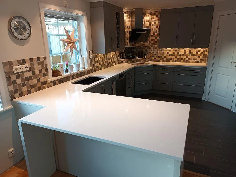 Køkkenbordplade i Caesarstone Frosty Carrina, Östhammar