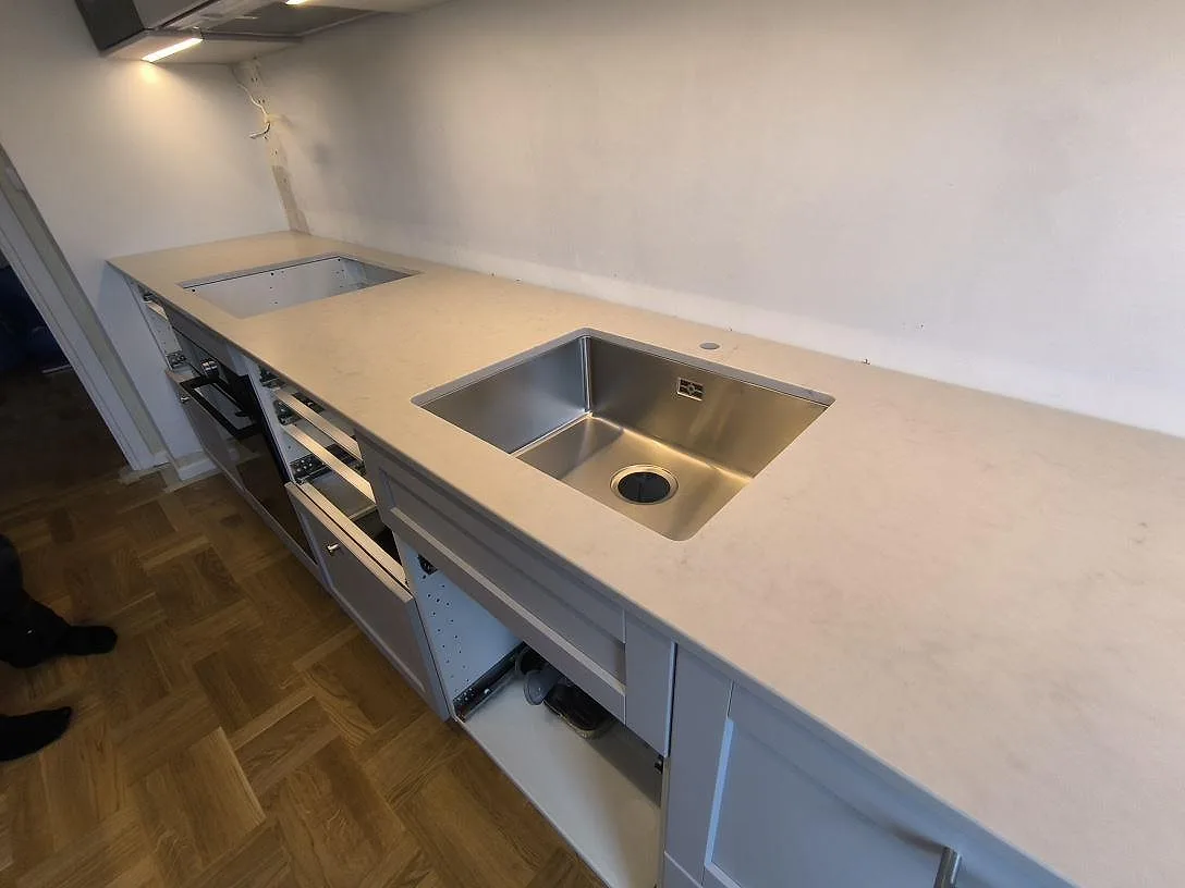 Køkkenbordplade i Caesarstone London Grey, Solna – billede 2