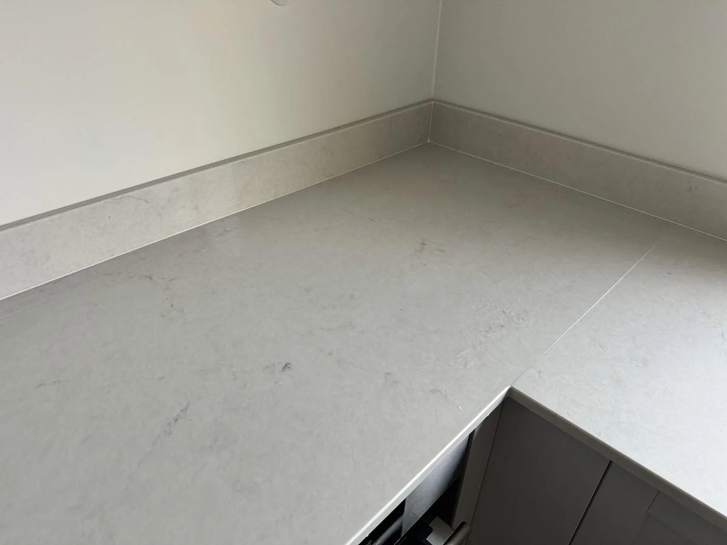Gennemført projekt: Køkkenbordplade i Caesarstone London Grey, växjö.