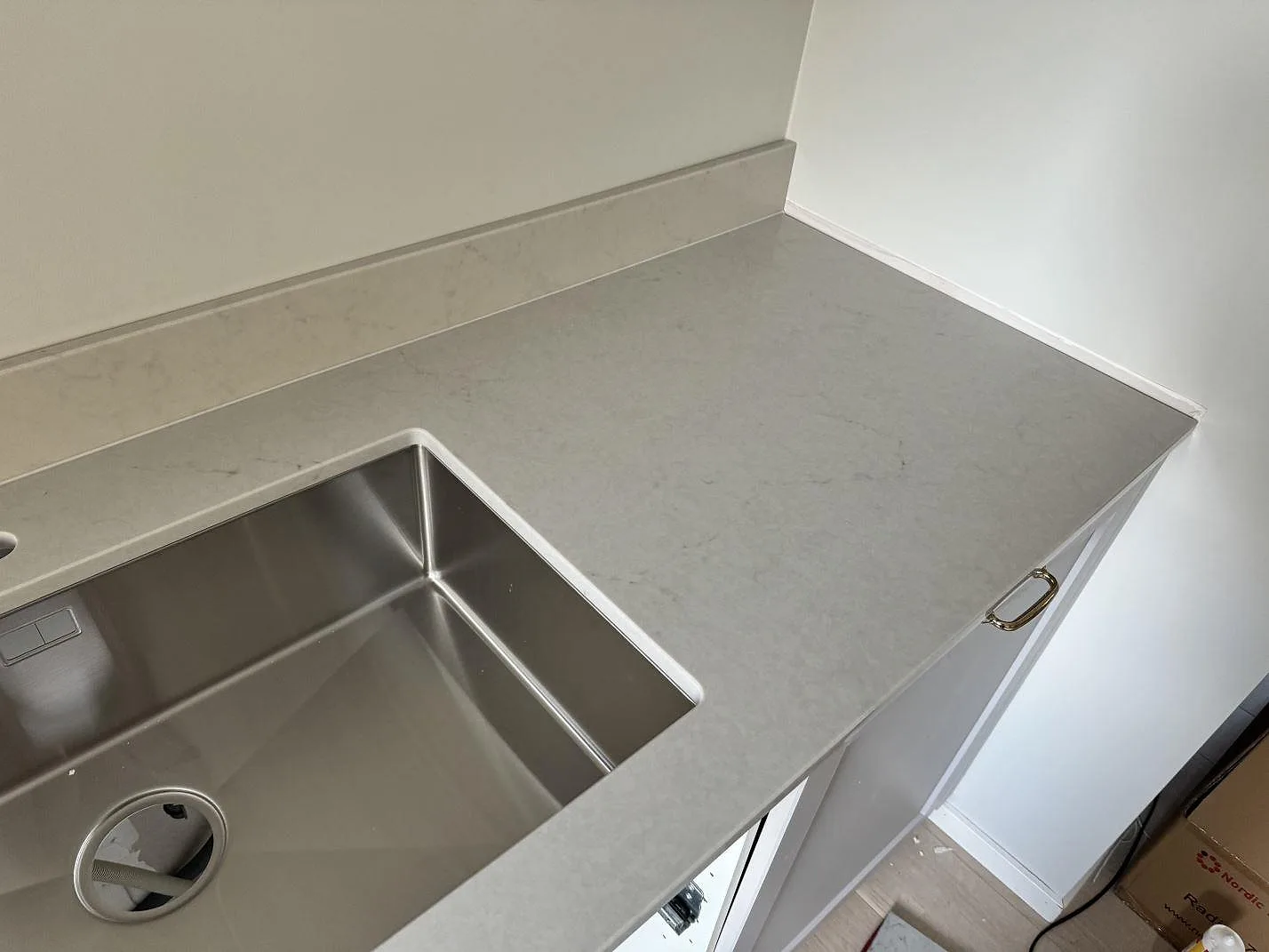 Køkkenbordplade i Caesarstone London Grey, växjö – billede 2