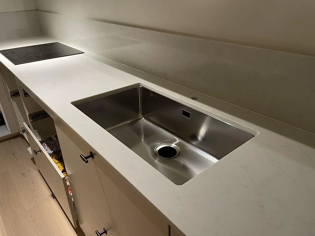 Køkkenbordplade i Caesarstone London Grey, Vallentuna – billede 2