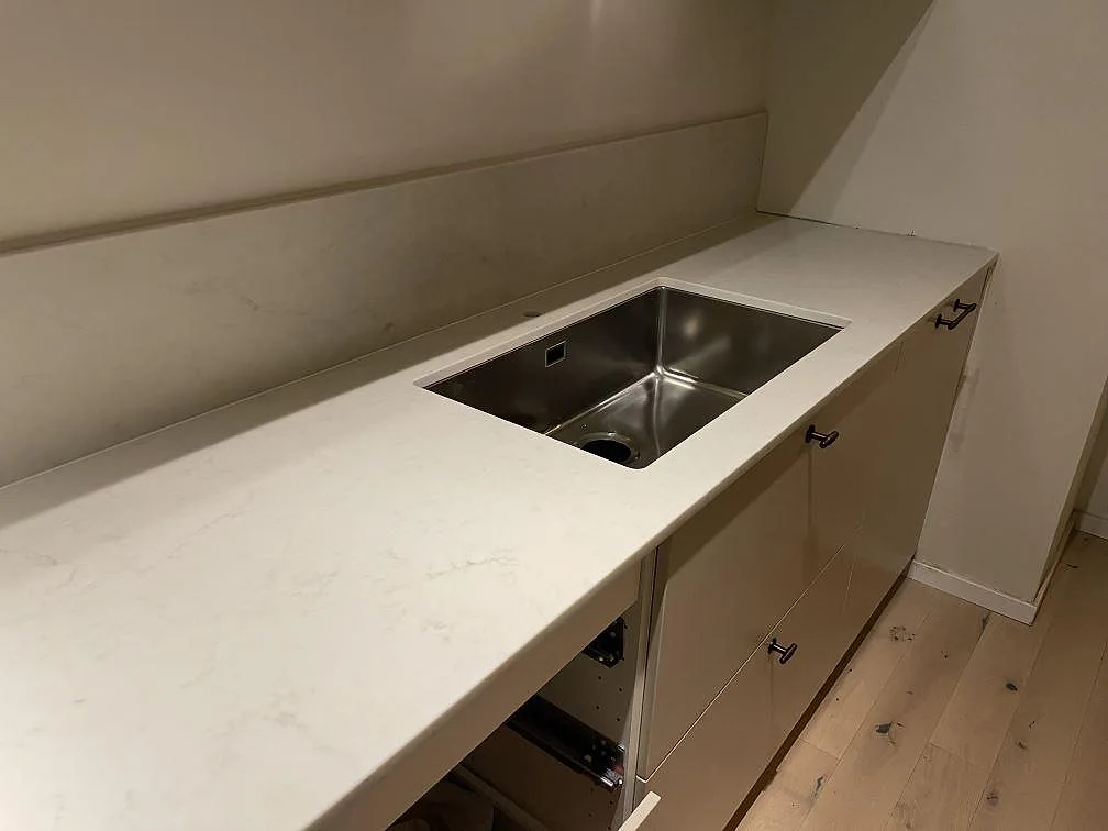 Køkkenbordplade i Caesarstone London Grey, Vallentuna – billede 5