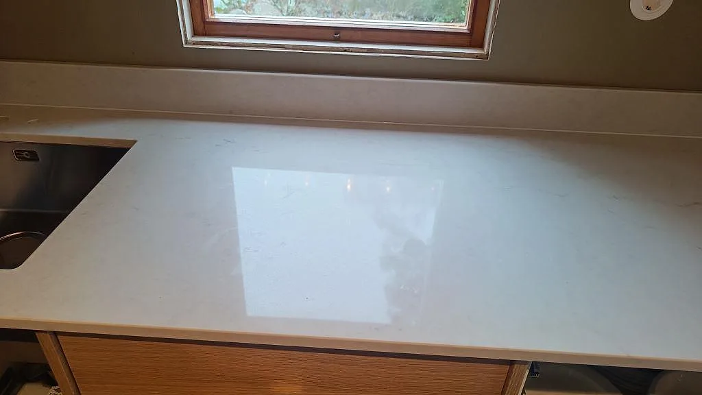 Køkkenbordplade i Caesarstone London Grey, Varberg – billede 2