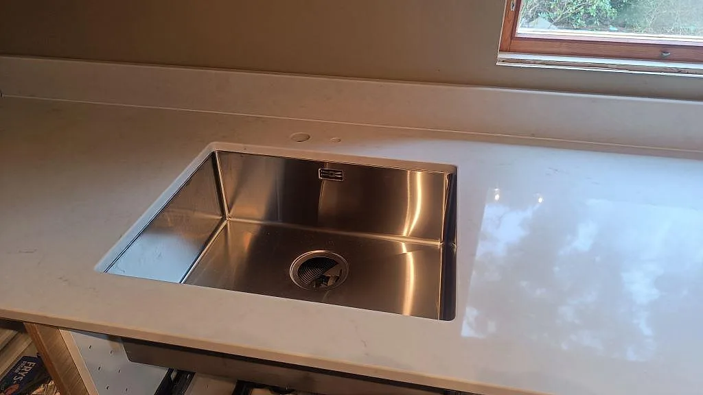 Køkkenbordplade i Caesarstone London Grey, Varberg – billede 3