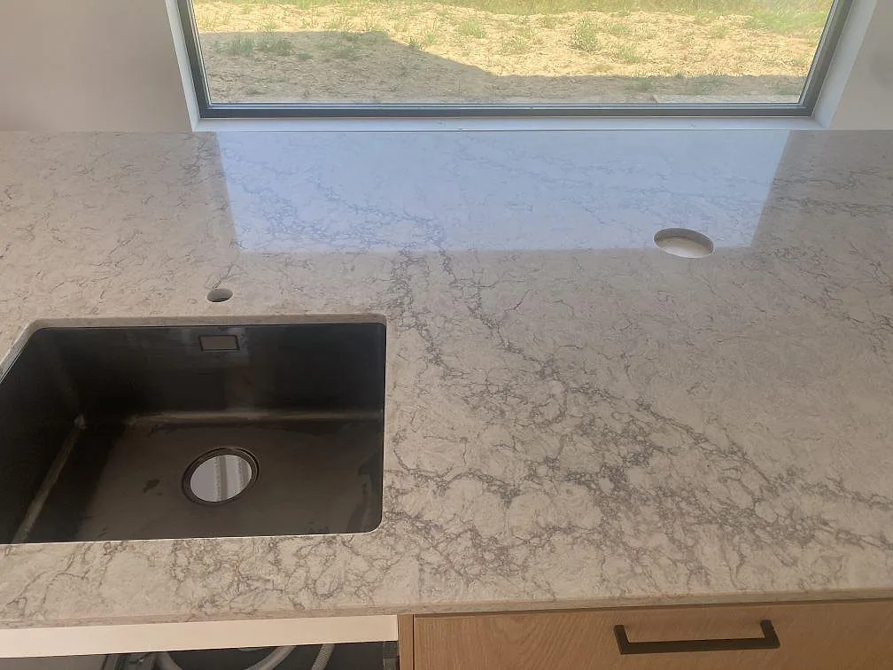Køkkenbordplade i Caesarstone Moorland Fog, Farhult – billede 2
