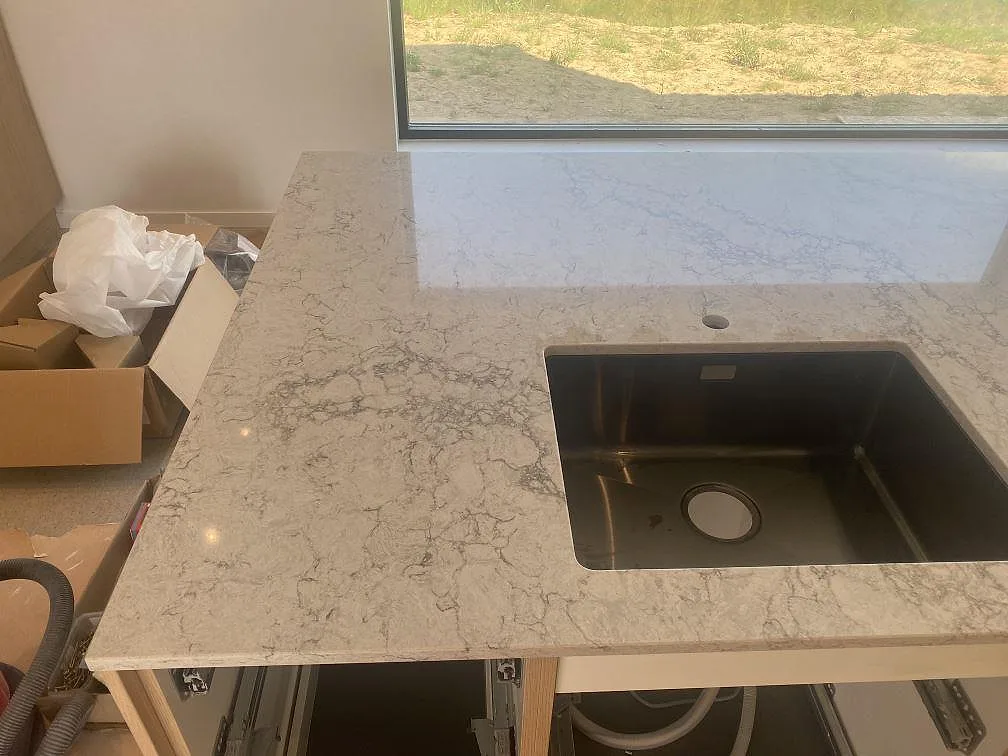 Køkkenbordplade i Caesarstone Moorland Fog, Farhult – billede 3